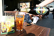 Magners wird über Eiswürfeln im Pint Glas eingeschenkt (Foto: Martin Schmitz)
